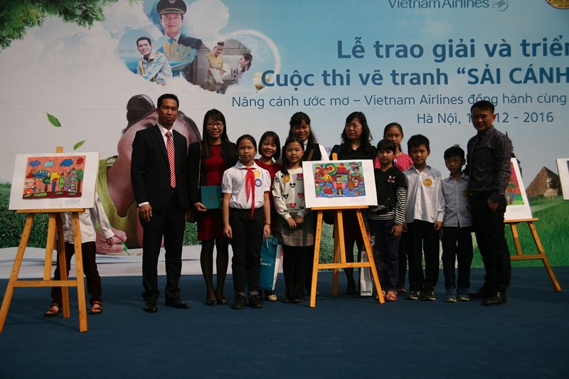 Đến với cuộc thi vẽ tranh  Sải cánh vươn cao - cất cánh cùng Việt Nam Airlines  của trường Tiểu học Ái Mộ B